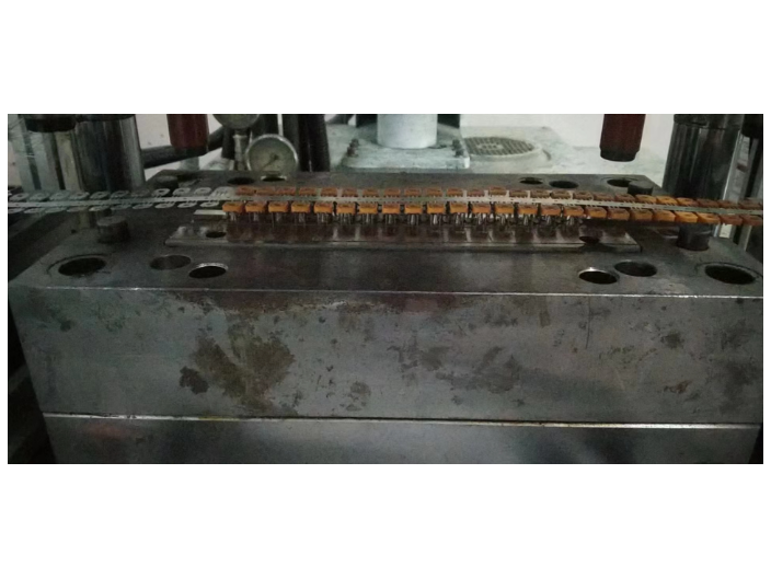 深圳高稳定性注塑拉料机哪家好,立式注塑拉料机